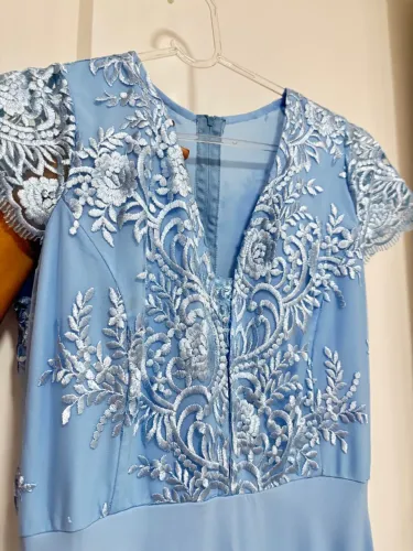 Vestido azul claro com detalhes em renda