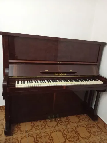 Antigo piano alemão de madeira GEBR. SCHMOLZ  da década 60
