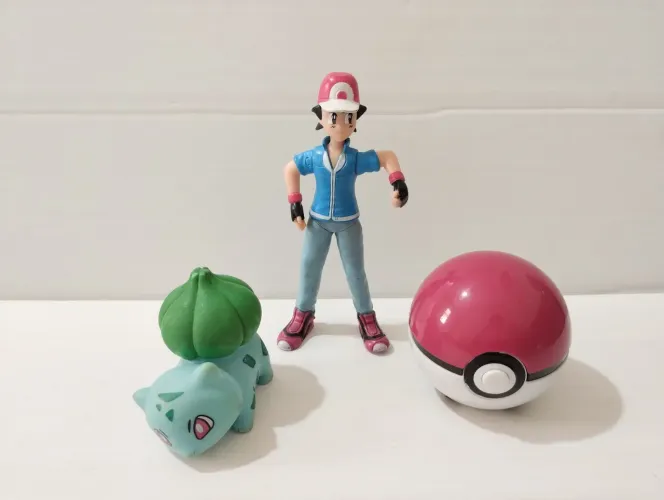 3 Brinquedos Pokémon - Ash Pokébola e Bulbassauro (antigos)