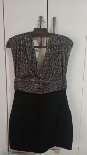 Vestido preto com detalhes prateados Tam M