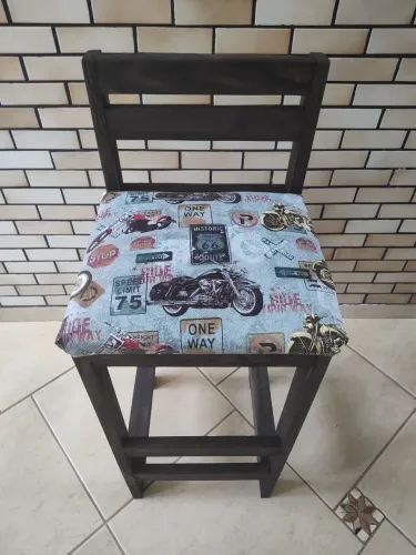 Banquetas de madeira com assento estofado