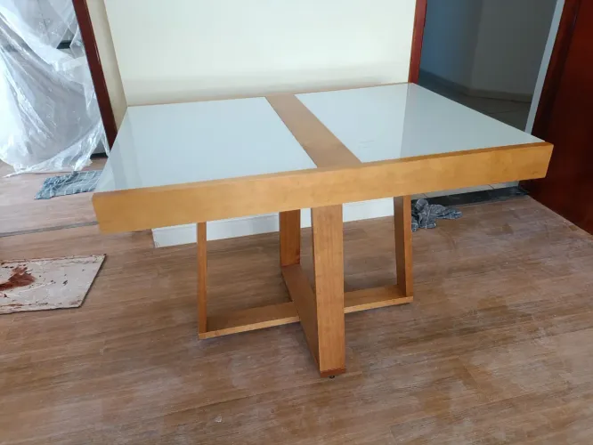 Mesa de jantar extensiva para 4 cadeiras em madeira maciça 