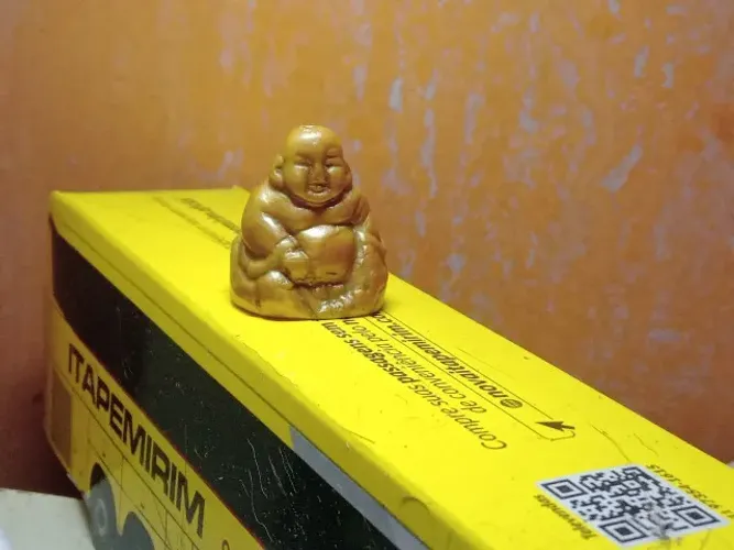 Antigo Buda dourado em miniatura