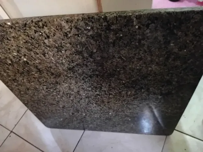Mesa de granito com pés de ferro