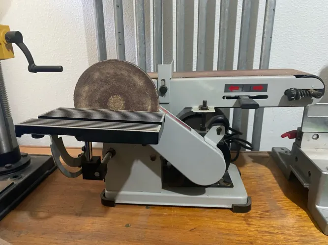 Lixadeira de fita e disco Razi. Motor 127V - 60 Hz - 375W.
