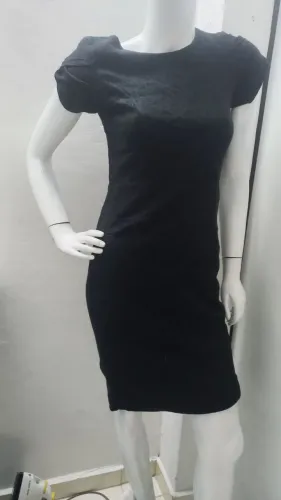 Um vestido de festa cor preta  tecido  de renda tamanho  G