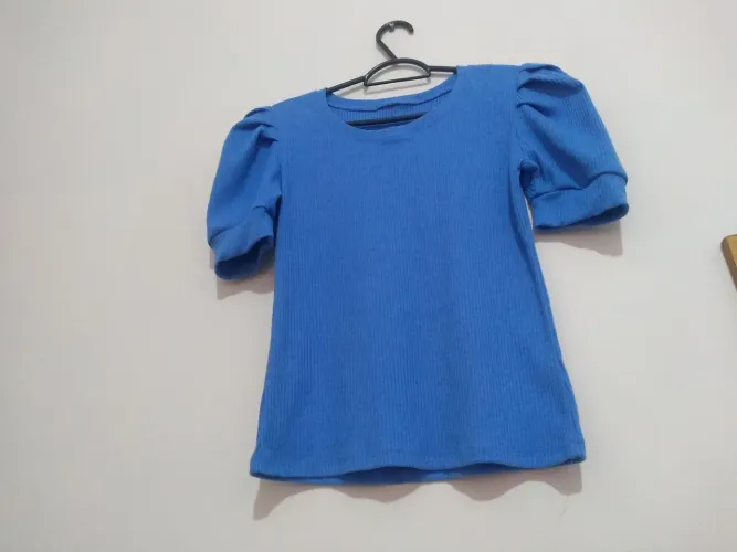 Blusa feminina canelada manga curta bufante.