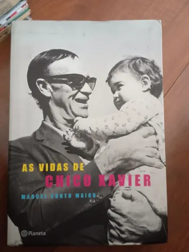 Livro as vidas de Chico Xavier 