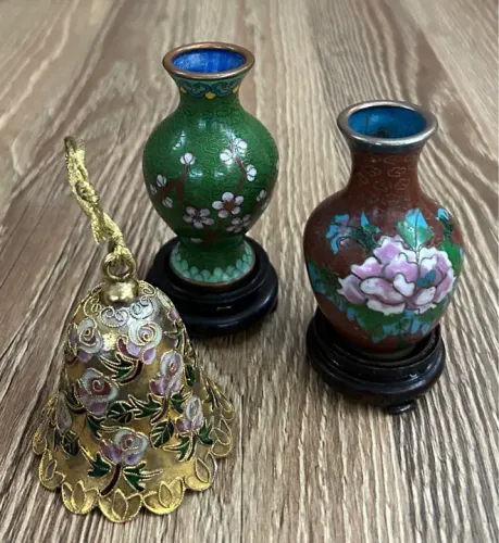 Par de vasos e Sino Cloisonné
