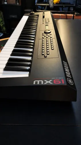 Sentetizador YAMAHA Mx61 V1