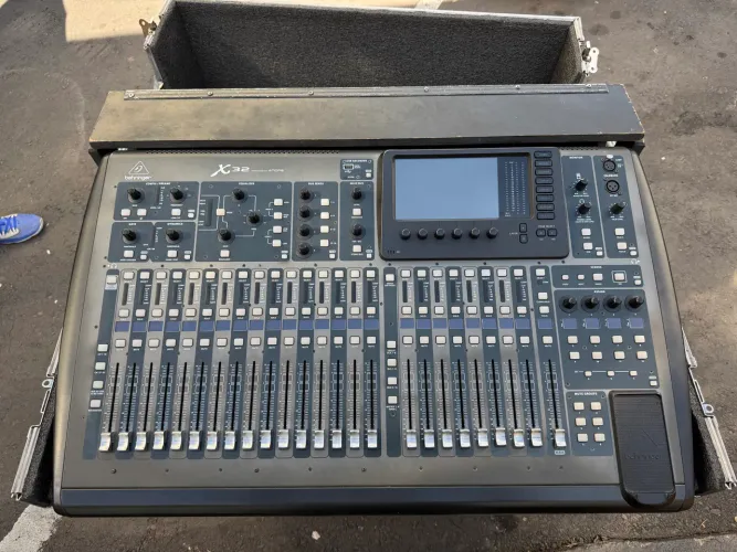 Mesa de som Beringer X32 Full Semi Nova 