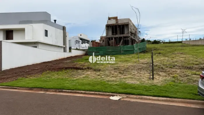 Terreno no Condomínio disponível no bairro Granja Marileusal em Uberlândia MG