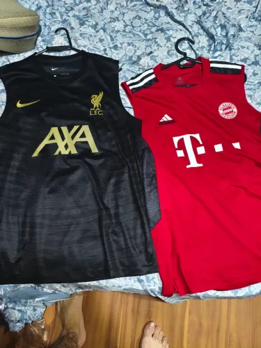2 camisas de treino (Liverpool e Bayer de Munique) tamanho M