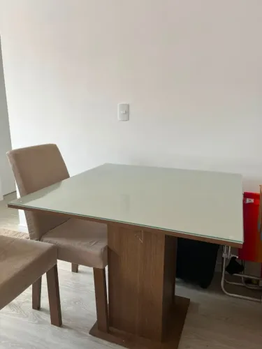 Mesa quadrada de jantar com duas cadeiras e tampo de vidro