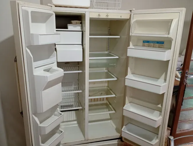 Vendo geladeira Frost Free,duas portas em pleno funcionamento.