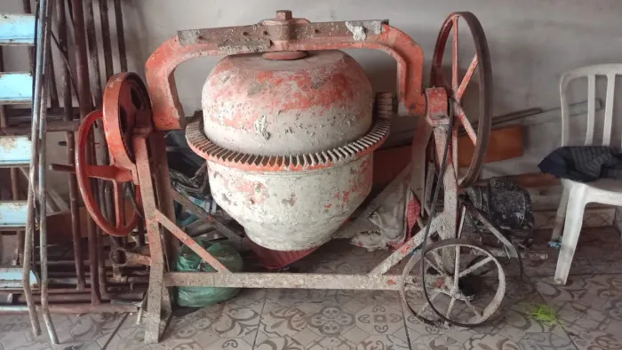 Betoneira Industrial Antiga Reforçada