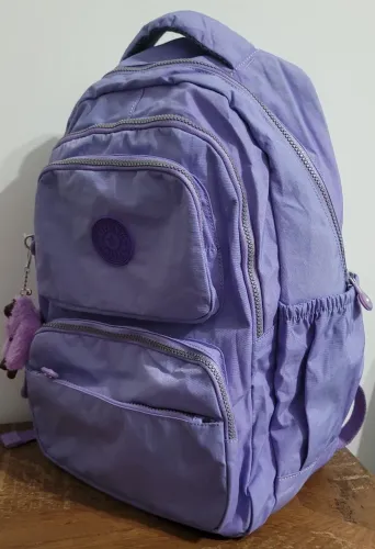 Mochila lilás grande com o chaveiro de macaquinho 