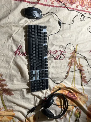 Kit gamer, teclado, mouse com fio e fone.