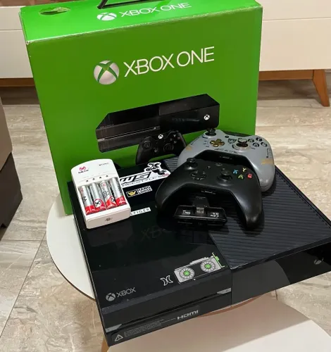 Xbox One 500gb com 02 controles adaptador para fone e pilhas recarregáveis