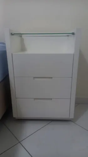 Criado mudo com duas gavetas