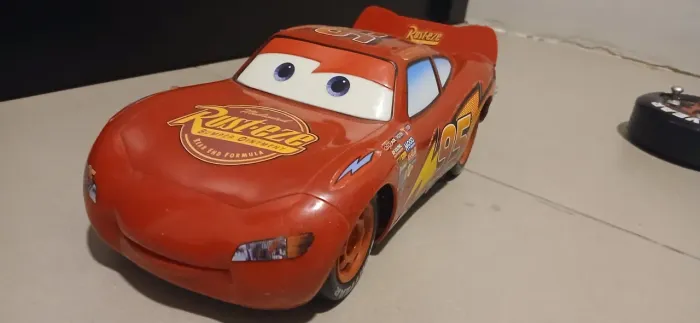 Carro de controle remoto Relâmpago McQueen. Sem pilhas!