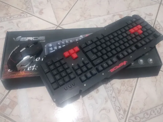 Teclado com mouse e caixa (ler descrição)