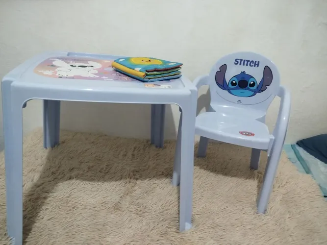 Mesinha infantil com uma cadeira do personagem Stitch tudo Novo