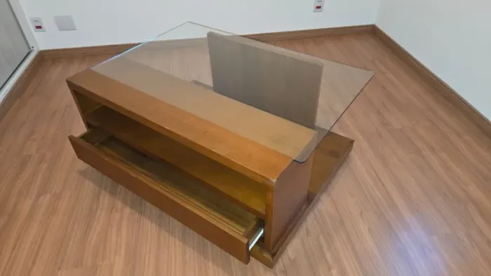 Mesa de centro de madeira maciça com tampo de vidro e gaveta