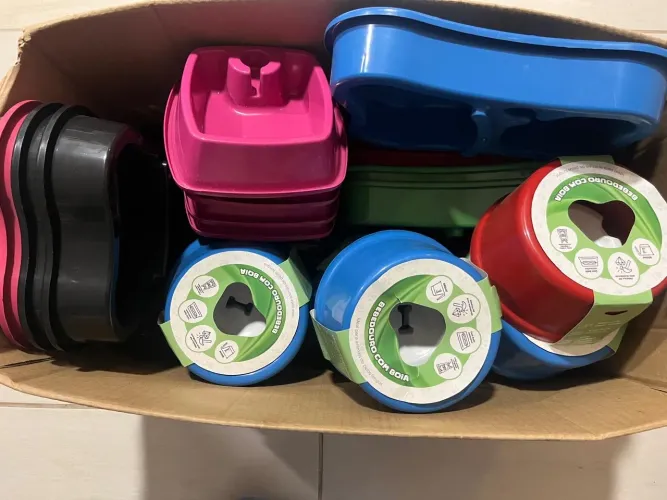 Vendo caixa completa de potes para comida de cachorro/gato.