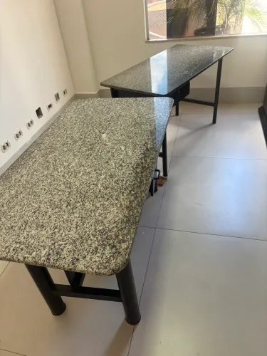 Mesas com tampo de granito