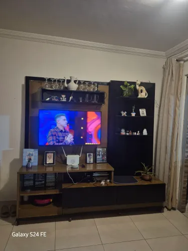 Rack grande com painel de TV
