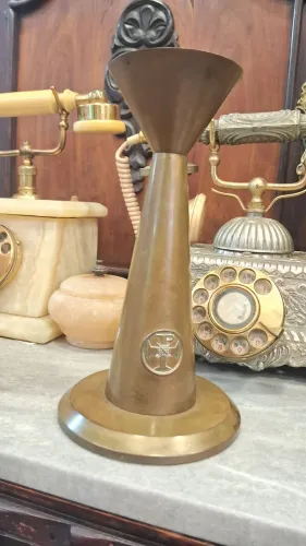 Castiçal Antigo em Metal Dourado com Brasão Heráldico 23 cm altura