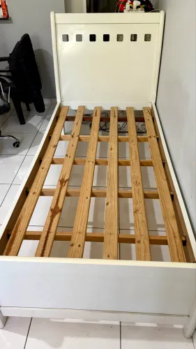 Cama de Solteiro Branca em Madeira/MDF com Detalhe na Cabeceira - Ótimo Estado