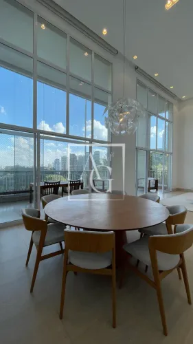 Apartamento de 250 m² com 3 suítes, pé-direito duplo e vista permanente para o Parque Burl