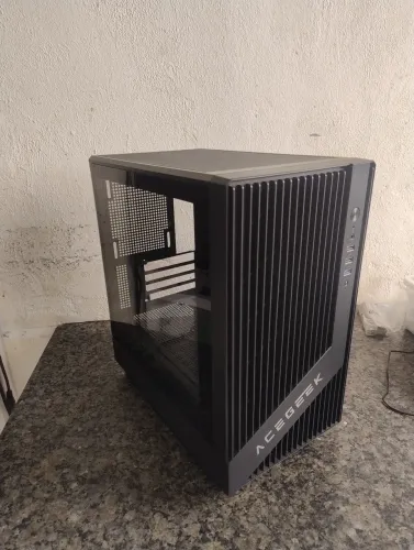 Gabinete: Acegeek Blade Mid Tower com um fan