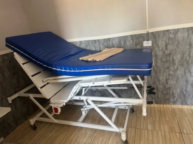 Cama hospital com 3 manivelas. C/ Colchão D28