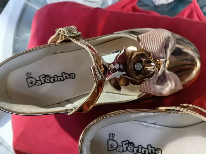 Vende se sapatos para menina