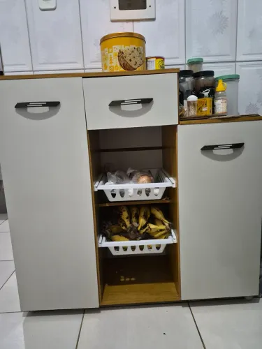 Armário e frutaria.
