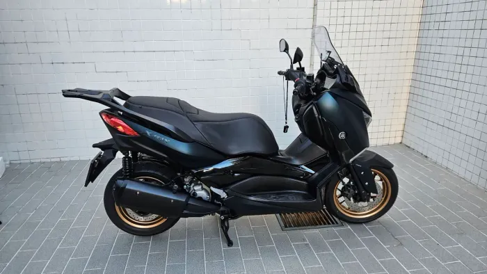 XMAX 250 com vários acessórios