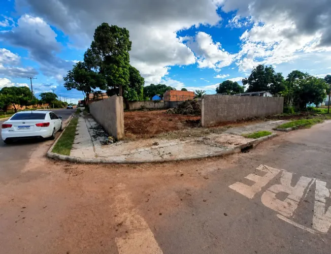 Vende terreno 20x25 murado, Rua farrapos com mostadeiros de esquina.