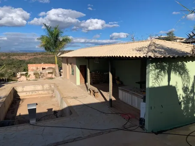 Sitio com aproximadamente 1.000 m² com casa, piscina, churrasqueira e fogão a lenha.
