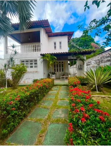Casarão de Alto Padrão com Terreno Amplo à Venda - Localização privilegiada!!