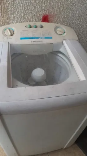 Máquina com pequeno defeito técnico foi la e disse q e coisa simples mais comprei outra
