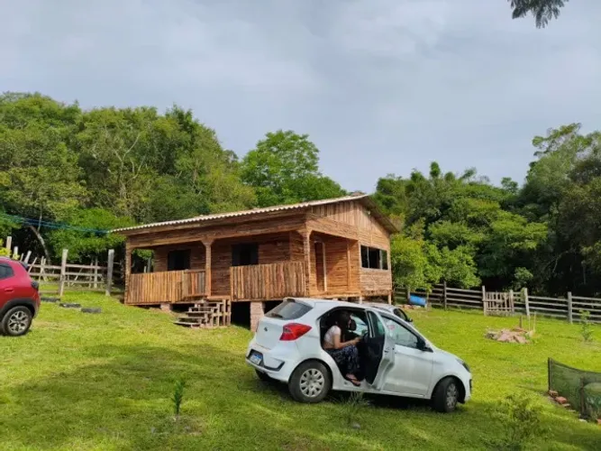 Pequeno sitio 24 de frente por 30 em mollngava aceito carro no maximo 70    mil.     