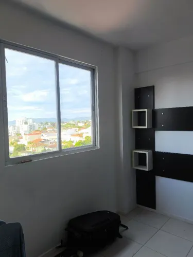 Alugo quarto para moças. 
