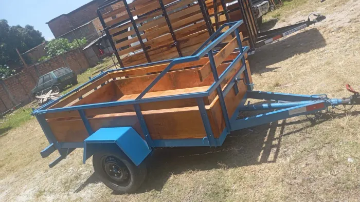 Reboque multi uso fazendinha e quadriciclo de um eixo emplacada 