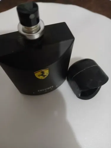 Vendo vasilha vazia do perfume ferrari