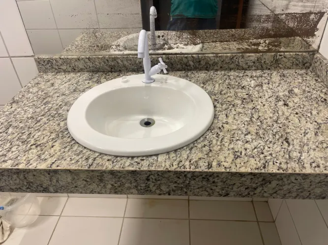Vende-se uma bancada de granito completa
