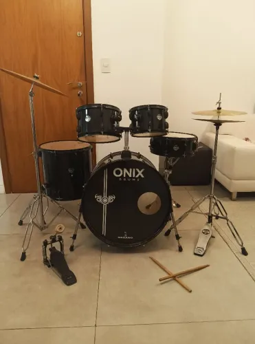 ## Bateria Nagano Onix 10,12,16,22, caixa 14, ferragens, pratos, quase mostruário de loja!
