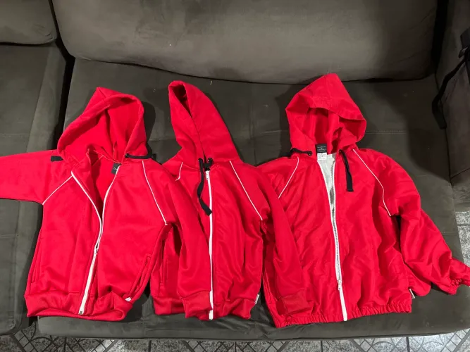 03 Blusas uniforme escolar vermelho tamanho 6 semi novo